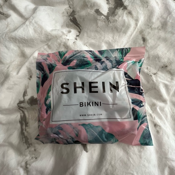 SHEIN Ring Linked Crisscrossed Halter Bikini Top - Picture 5 of 8